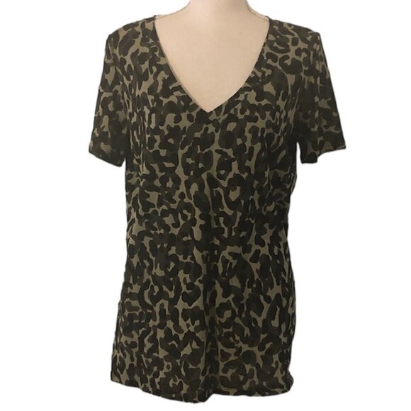PINK Tee Shirt Women's Size Medium Green Camo Short Sleeve Print V-Neck NWT - Picture 10 of 10